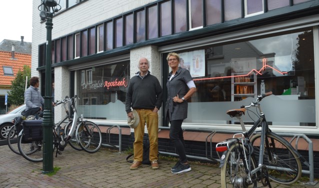 Gerrit Lely en Erna Kuip voor de apotheek waar ze ook samen werkten.