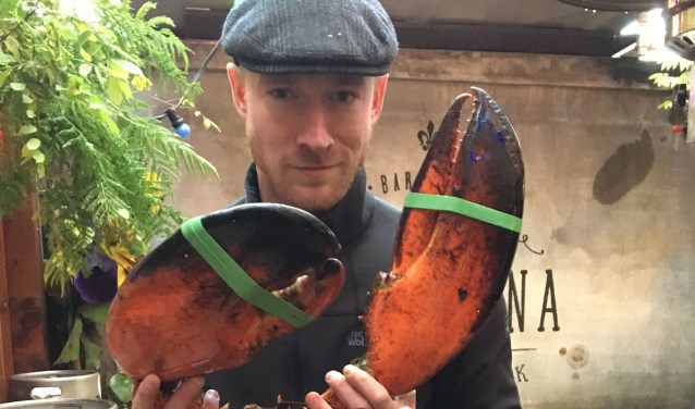 Fausto Albers met de tachtig jaar oude 'Louis the Lobster'.