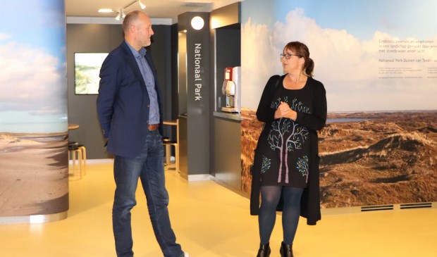Jan van de Venis en Pauline Folkerts bij de interactieve informatiewand van het nationaal park bij Ecomare.
