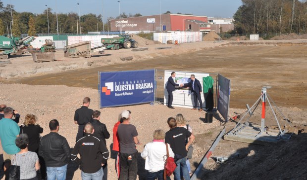 Wethouder Sander van Knippenberg en directielid Dirk Jan de Rouw van Dijkstra Draisma starten de nieuwbouw.