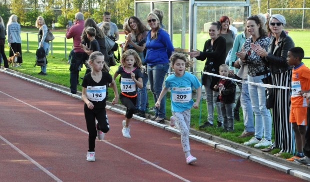 Finishen bij de scholierenveldloop.