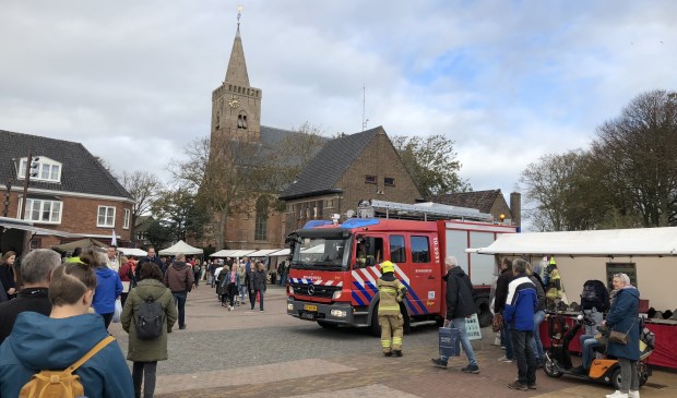 De brandweer te midden van de kramen van de herfstmarkt.