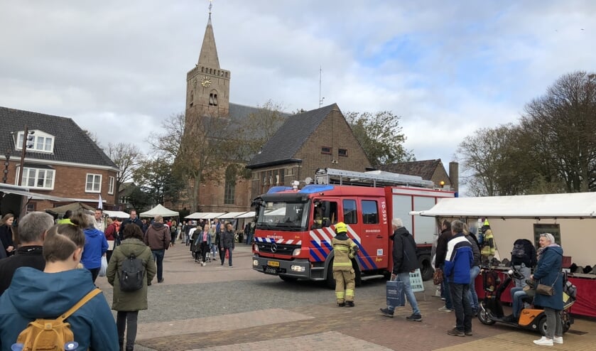 De brandweer te midden van de kramen van de herfstmarkt.