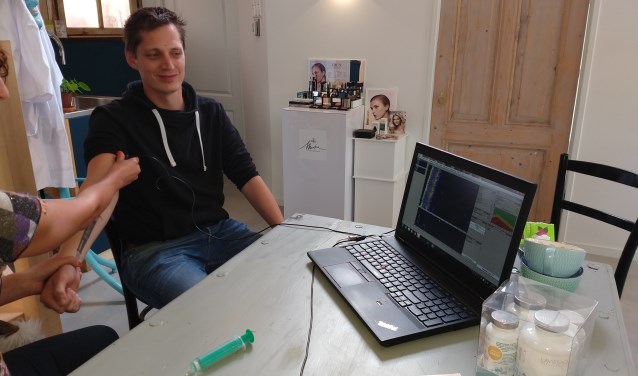 Redacteur Job Schepers laat zijn huid meten.