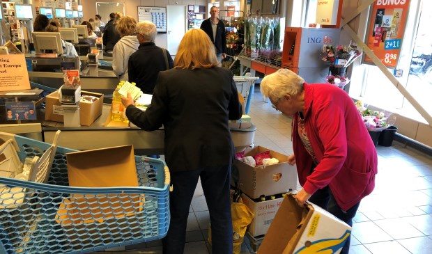Mary Veltkamp en Ria van der Vis inventariseren wat er is ingezameld.