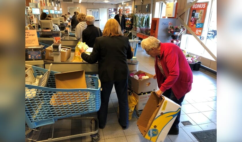 Mary Veltkamp en Ria van der Vis inventariseren wat er is ingezameld.