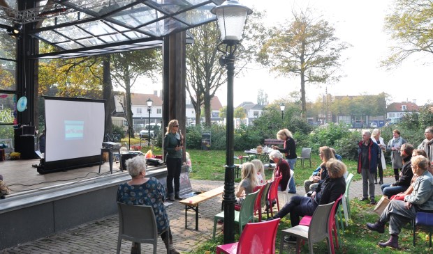 Kiki Dethmers van het NIOZ vertelt bij het Glazen Paleis over de gevolgen van plastic voor zeeschildpadden.