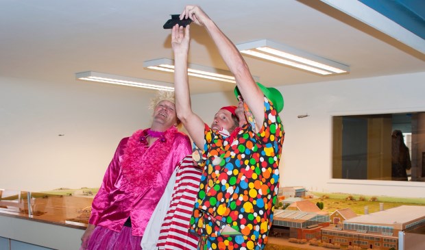 Deelnemers aan de voorinschrijving maken een selfie in het Luchtvaart- en Oorlogsmuseum.