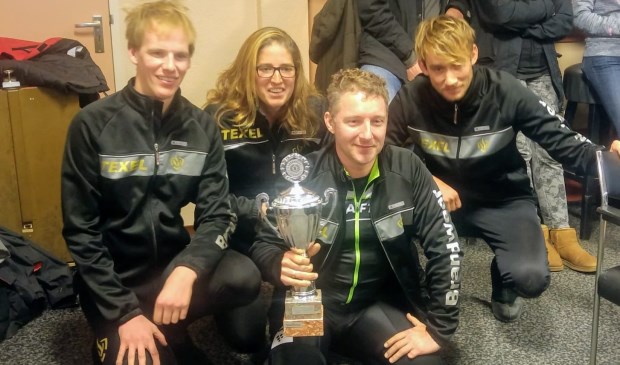 Pepijn Kooiman, Mariska Witte, Glenn van Ginkel en Martijn Kooiman van het teams Brandweer Texel.