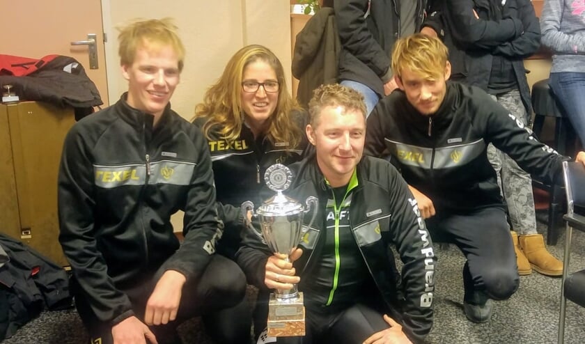Pepijn Kooiman, Mariska Witte, Glenn van Ginkel en Martijn Kooiman van het teams Brandweer Texel.
