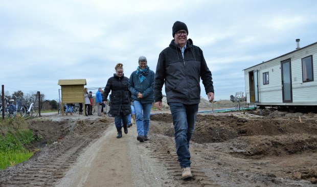 Wethouder Edo Kooiman neemt het voortouw bij de rondleiding.