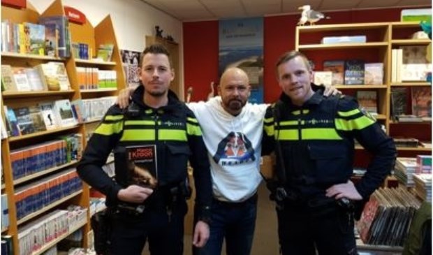 Op de foto staat majoor Kroon met de Texelse agent Pieter en zijn collega Hans, die ook langskamen om hem de hand te drukken.