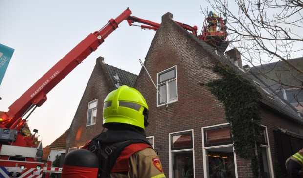Met behulp van de hoogwerker wordt de schoorsteen geïnspecteerd.