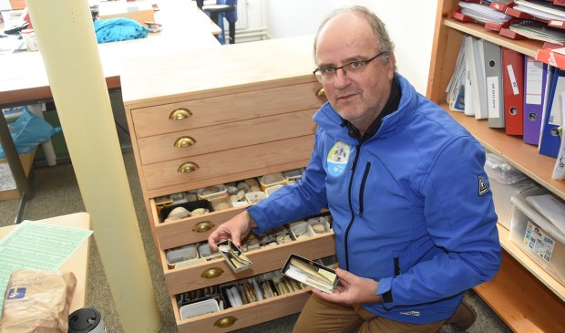 Arthur Oosterbaan bij de schelpencollectie