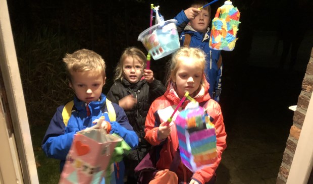 Dit groepje kinderen vierde Sint Maarten in Oosterend.