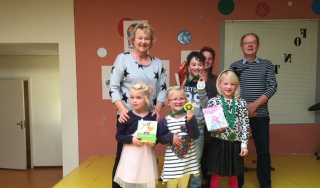 De voorleeskampioenen met de juryleden (Marrit Welboren, Daan Welboren en Anneke Blonk).