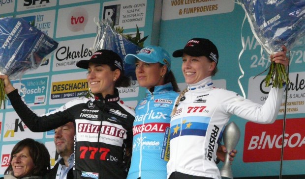 Denise Betsema (midden) viert zondag haar overwinning.