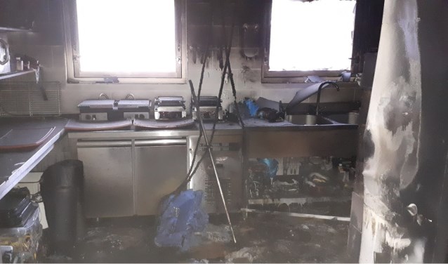 De net vernieuwde keuken van Flora na de brand.
