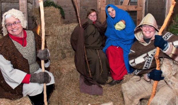 De levende kerststal in een van de stallen van het Maartenhuis.