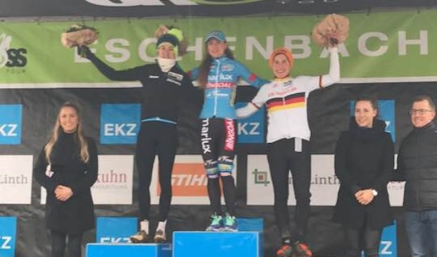 Denise Betsema op het podium.