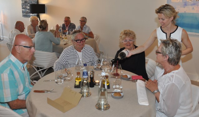 Nadine Mögling schenkt wijn in bij gasten van het restaurant.