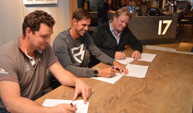 Robbert de Jong (Ronde om Texel) Dorian en Marc Röpke (Paal 17) bekrachtigen de samenwerking.