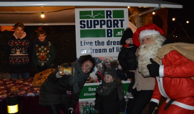 OSG-scholieren Ben Daalder en Jarno Leijstra verkochten op de kerstmarkt in Oosterend zaterdag koek voor Rob. De kerstman hielp een handje.