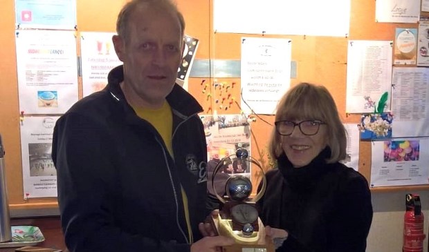 Louis van der Vis krijgt de Super-Boule uitgereikt door voorzitter Diana Kardijk.