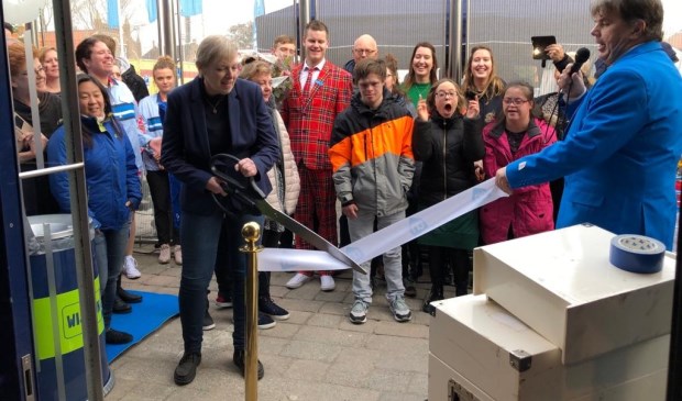Margriet Boogaard heropent de Albert Heijn in Den Burg.