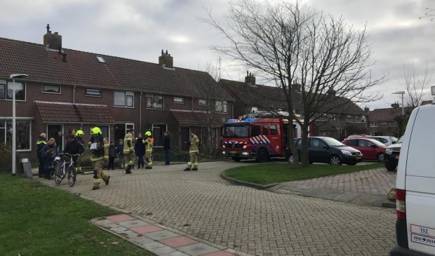 De brandweer inspecteert de De Wittstraat in Oudeschild.