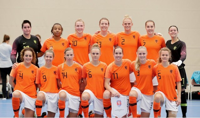 Het Nederlands Vrouwen Zaalvoetbalteam, staand derde van links Sanne Brand.