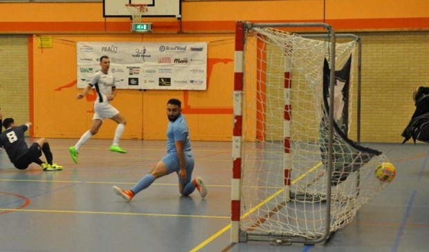 De keeper van Harderwijk ziet de zoveelste bal in het net verdwijnen.