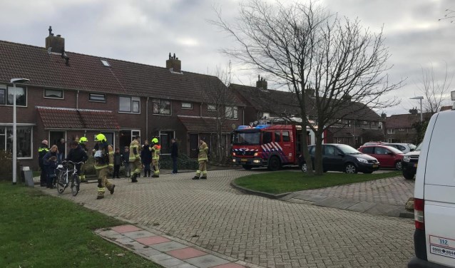 De brandweer verrichtte woensdag metingen aan de De Wittstraat om de geur uit de sloot te meten.