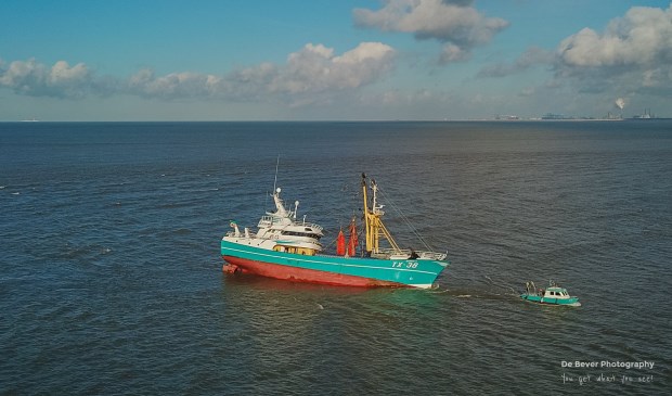 De vastzittende TX 38 voor de kust van Stellendam.