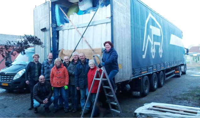 Vrijwilligers van de Stichting Hulp Oost-Europa bij een vrachtwagen vol hulpgoederen.