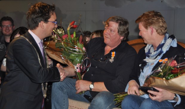 Bloemen voor de geridderde Adrie en Ineke Vonk.