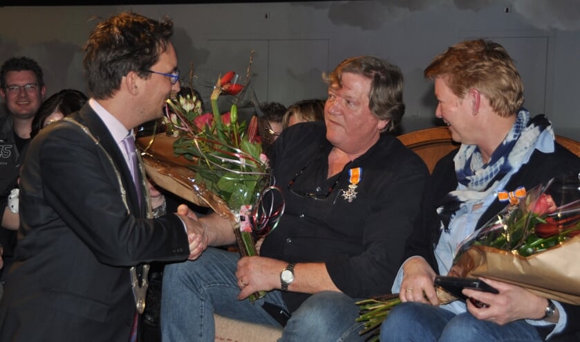 Bloemen voor de geridderde Adrie en Ineke Vonk.