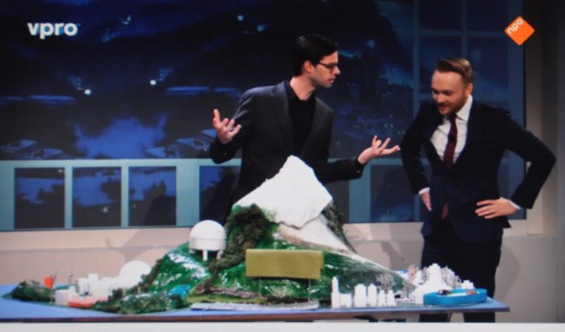 Tex de Wit en Arjen Lubach met Texel als 'World Island'.