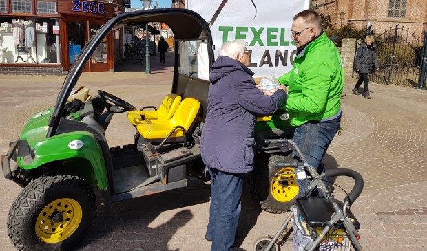 Texels Belang deelt mokken uit.