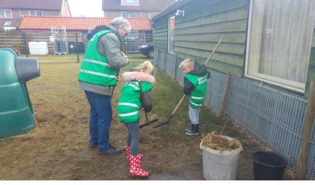 Schoonmaak van de geitenwei bij de kinderboerderij.