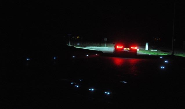 De rotonde Nieuwlanderweg. Op de voorgrond de verlichting op het wegdek.