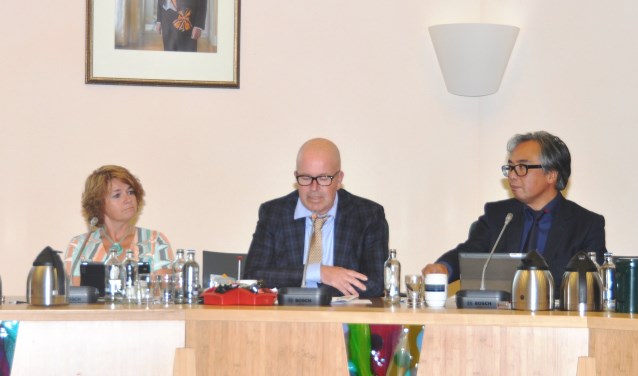 Edo Kooiman als wethouder achter de collegetafel in 2014.