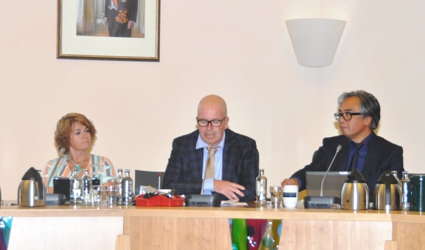 Edo Kooiman als wethouder achter de collegetafel in 2014.