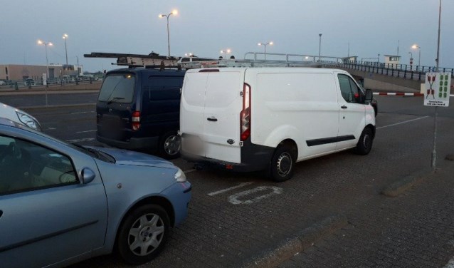 De busjes met Engels kenteken op de veerhaven van 't Horntje.