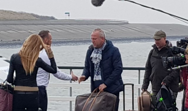 Gordon, Estelle en cameraploeg op de boot naar het eiland op Goede Vrijdag.