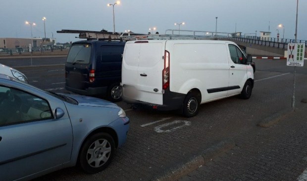 De busjes van de travellers op de veerhaven van 't Horntje.