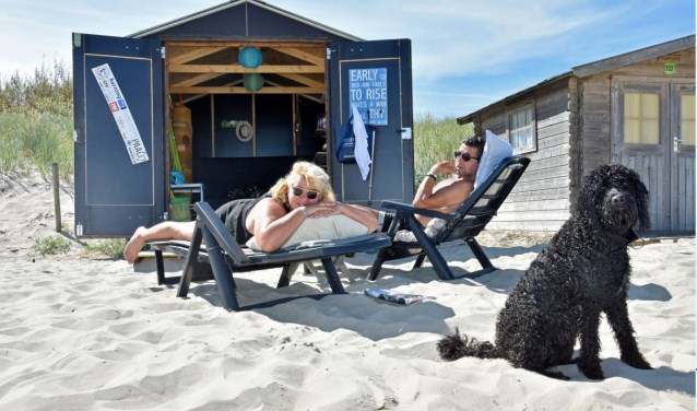 Ellen Spelt en Frank Zwijsen bij hun huisje op paal 33. Ze vertellen er over in Texel Magazine.