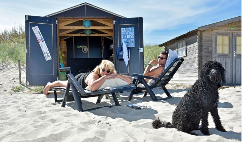 Ellen Spelt en Frank Zwijsen bij hun huisje op paal 33. Ze vertellen er over in Texel Magazine.