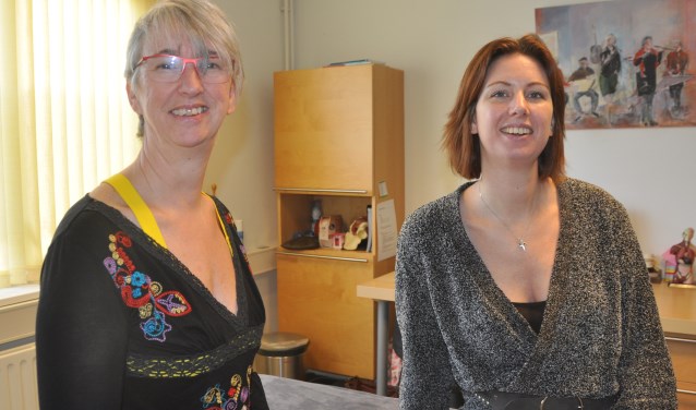Fysiotherapeuten Henriette Timmermans en Irene Lock.