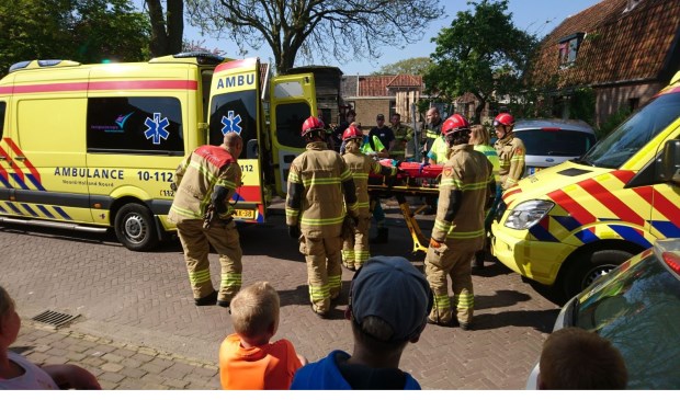 Hulpverleners ontfermen zich over het slachtoffer.